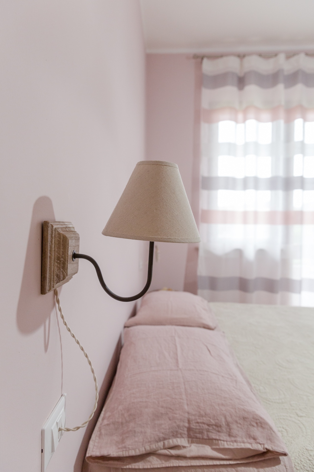 Maison Mi.Rì. Termoli — dettaglio camera da letto con lampada artigianale