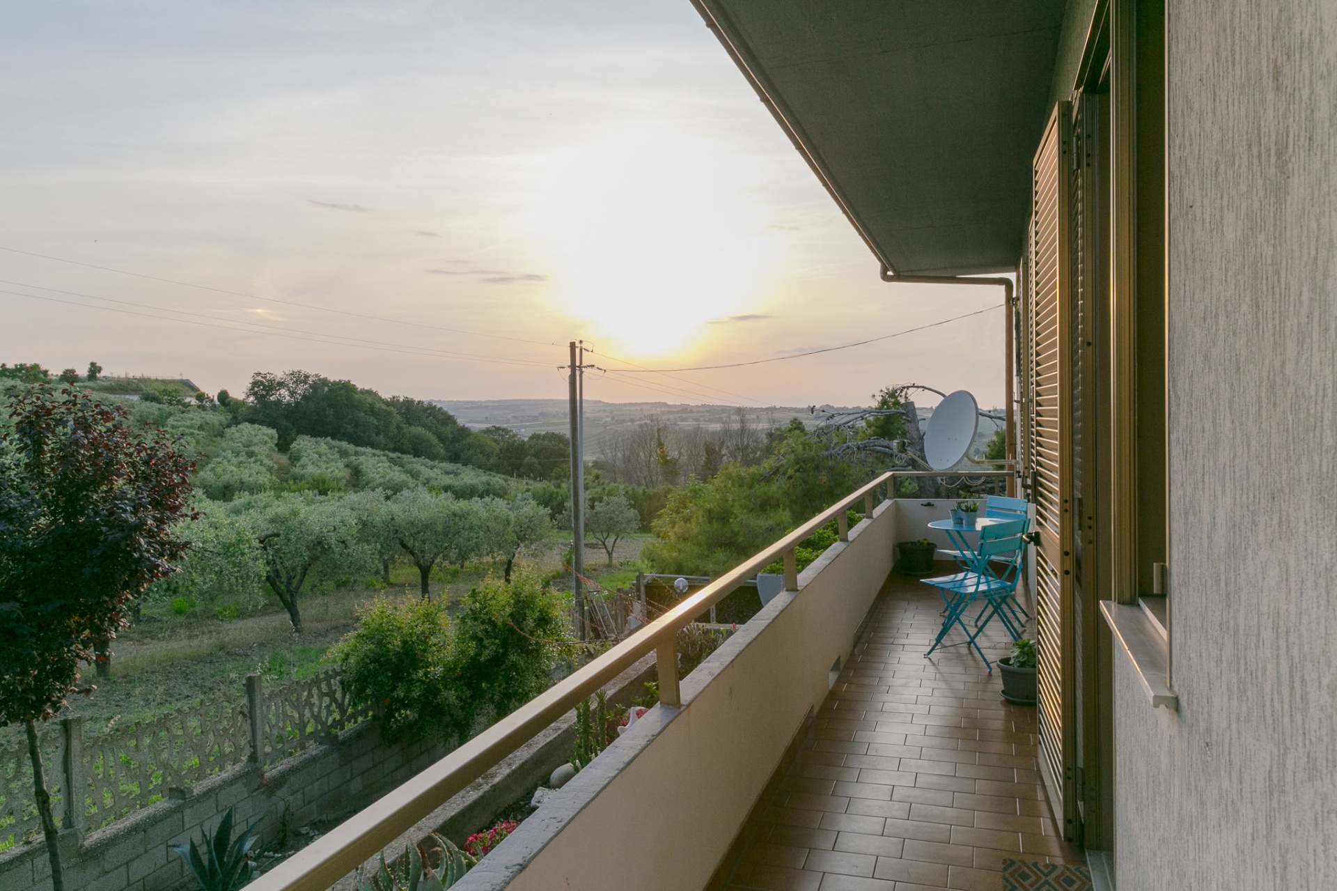 Maison Mi.Rì. Termoli — terrazza al tramonto con vista sulle colline